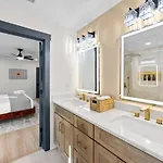 4 Kings-1 Queen-gameroom-lounge-luxury Home-4k1q2t Holiday home Charlotte