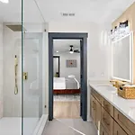 4 Kings-1 Queen-gameroom-lounge-luxury Home-4k1q2t Holiday home Charlotte