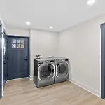 Holiday home 4 Kings-1 Queen-gameroom-lounge-luxury Home-4k1q2t *