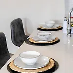 Skyline Serenity- Gym, Walk To Bars And Restaurants