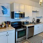 Uptown House King Beds Fenced Yard Firepit Villa *