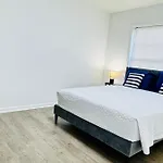 Cozy Corner Escape Entire In Holiday home *