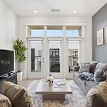 Skyline Retreat - Free Parking, Pool, Balcony