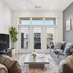 Apartment Skyline Retreat - Free Parking, Pool, Balcony Charlotte