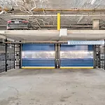 Skyline Retreat - Free Parking, Pool, Balcony