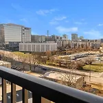 Landing Beautiful 1bd In Uptown Apartment *