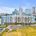 Apartment Skyline Retreat - Free Parking, Pool, Balcony
