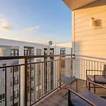 Skyline Retreat - Free Parking, Pool, Balcony *