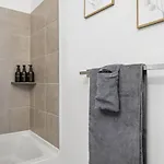 Skyline Retreat - Free Parking, Pool, Balcony * Charlotte