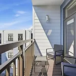 Skyline Retreat - Free Parking, Pool, Balcony Apartment Charlotte