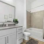 Apartment Skyline Retreat - Free Parking, Pool, Balcony Charlotte