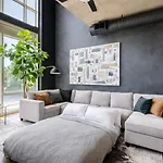 Obsidian 20ft Glass Sauna & Free Parking Apartment *