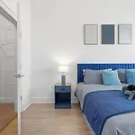 Skyline Retreat - Free Parking, Pool, Balcony Charlotte