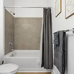 Skyline Retreat - Free Parking, Pool, Balcony *