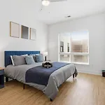 Skyline Retreat - Free Parking, Pool, Balcony * Charlotte
