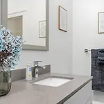 Skyline Retreat - Free Parking, Pool, Balcony Apartment Charlotte