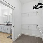 Apartment Skyline Retreat - Free Parking, Pool, Balcony Charlotte