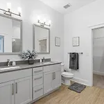 Skyline Retreat - Free Parking, Pool, Balcony * Charlotte