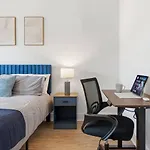 Skyline Retreat - Free Parking, Pool, Balcony Apartment