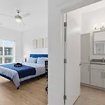 Skyline Retreat - Free Parking, Pool, Balcony *