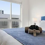 Skyline Retreat - Free Parking, Pool, Balcony Charlotte