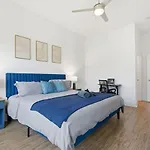 Skyline Retreat - Free Parking, Pool, Balcony Apartment