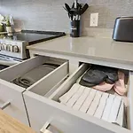 Apartment Skyline Retreat - Free Parking, Pool, Balcony