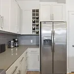 Apartment Skyline Retreat - Free Parking, Pool, Balcony