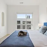 Skyline Retreat - Free Parking, Pool, Balcony * Charlotte