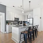 Skyline Retreat - Free Parking, Pool, Balcony