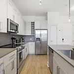 Skyline Retreat - Free Parking, Pool, Balcony Apartment