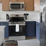 Landing Beautiful 1bd In Uptown Apartment