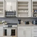 Skyline Retreat - Free Parking, Pool, Balcony *
