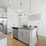 Skyline Retreat - Free Parking, Pool, Balcony * Charlotte