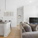 Apartment Skyline Retreat - Free Parking, Pool, Balcony Charlotte