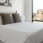 Landing Beautiful 1bd In Uptown Apartment