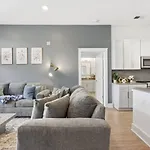 Skyline Retreat - Free Parking, Pool, Balcony