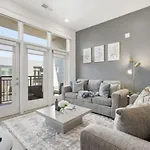 Skyline Retreat - Free Parking, Pool, Balcony Apartment