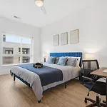 Skyline Retreat - Free Parking, Pool, Balcony Apartment *