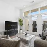 Skyline Retreat - Free Parking, Pool, Balcony Apartment *