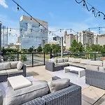 Apartment Skyline Retreat - Free Parking, Pool, Balcony