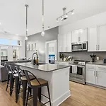 Skyline Retreat - Free Parking, Pool, Balcony Apartment *