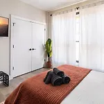 Rooftop King Beds Near Light Rail & Loso