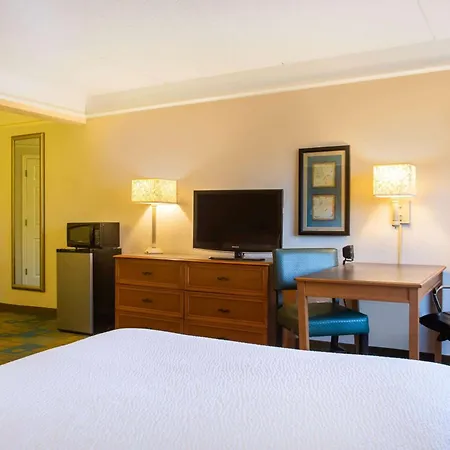 La Quinta By Wyndham Airport South Hotel
