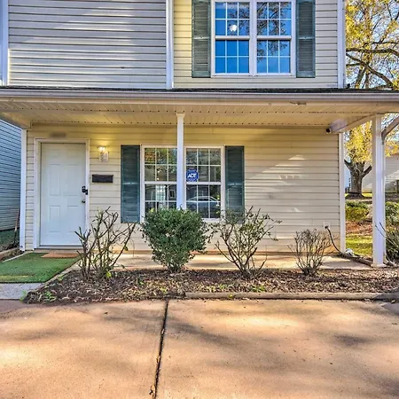 Holiday home Uptown Townhome W/ Patio & Yard!
