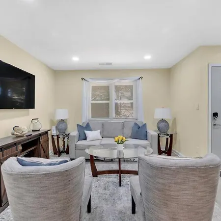 Cozy 2 Bedroom Duplex In Charlotte, Jacuzzi, Sleeps 6 2 Holiday home