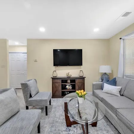 Cozy 2 Bedroom Duplex In Charlotte, Jacuzzi, Sleeps 6 2 Holiday home *