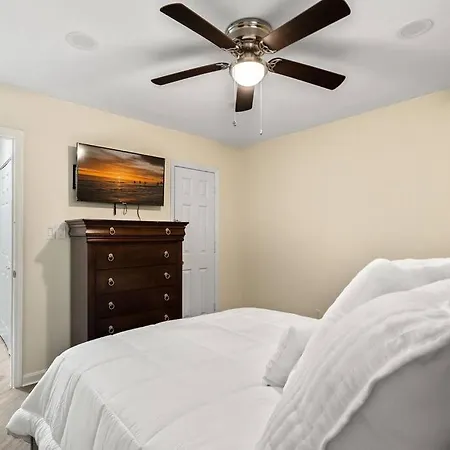Cozy 2 Bedroom Duplex In Charlotte, Jacuzzi, Sleeps 6 2 Holiday home *