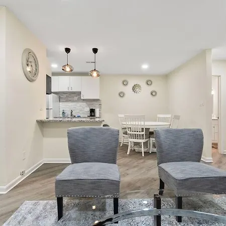 Cozy 2 Bedroom Duplex In Charlotte, Jacuzzi, Sleeps 6 2