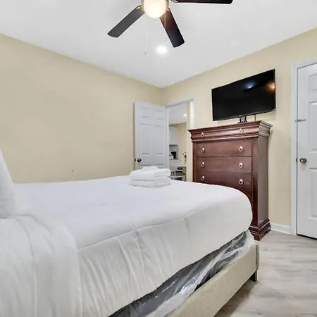 Cozy 2 Bedroom Duplex In Charlotte, Jacuzzi, Sleeps 6 2 * Charlotte